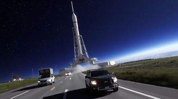 Команда SpaceX Crew-12, включая российского космонавта, направляется к стартовой площадке