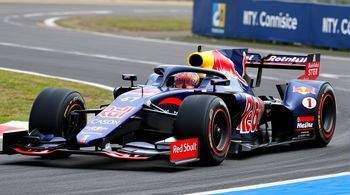 Пилот команды "Ред Булл" Хаджар повредил болид во время тестовых заездов.