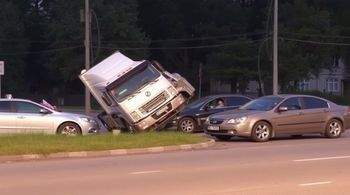 Грузовик в Новой Москве столкнулся с двумя автомобилями
